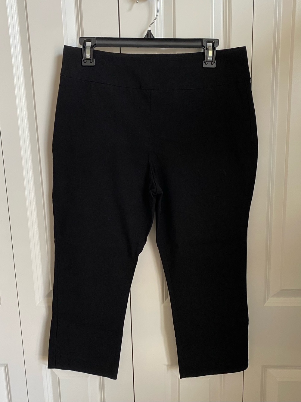 St. John's Bay Black Capri Pants